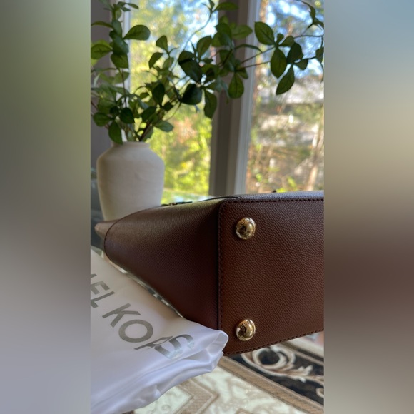 Michael Kors Brown Saffiano Leather Jet Set Top Zip -/Includes original Dust bag - Picture 11 of 15